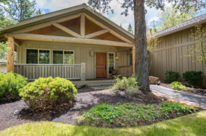 Mountain Gem by AvantStay Charming Sunriver Home on Golf Course w Hot Tub